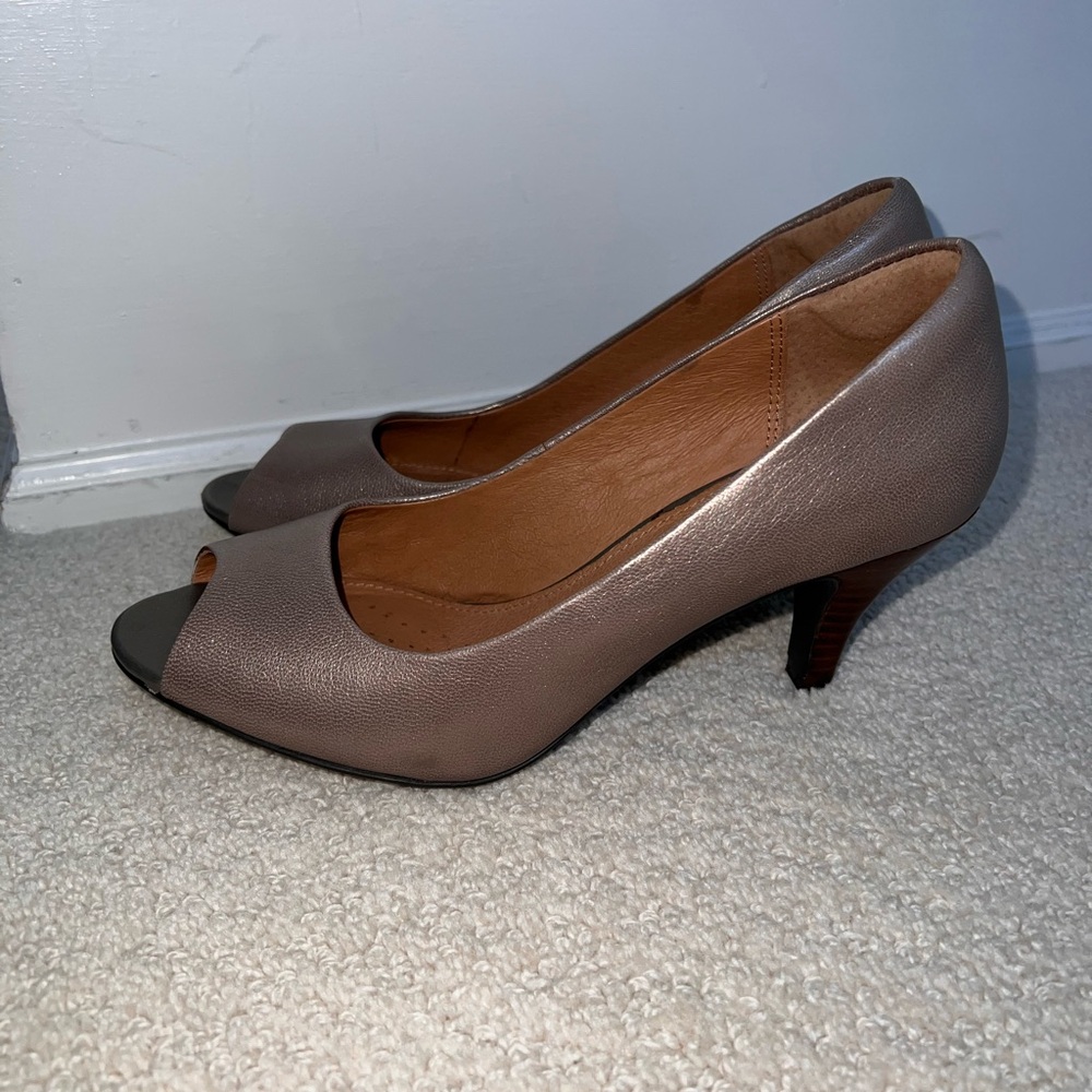 WORN ONCE Clarks Artisan Cynthia Avant Peep Toe Pumps Bronze
